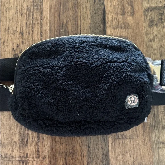 NEW Lululemon Everywhere Belt Bag Black Fleece 1L - Picture 13 of 16